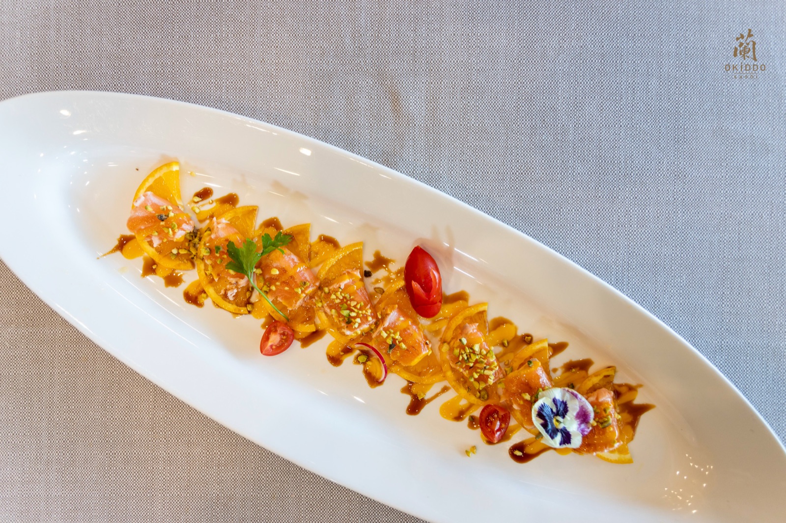 Carpaccio di salmone con fiori eduli