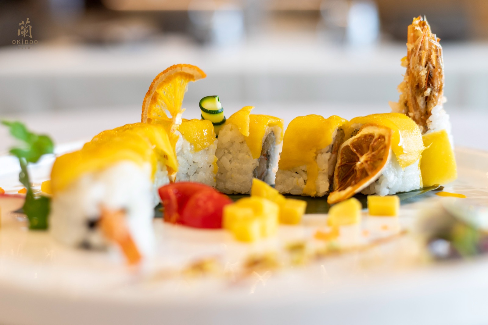 Roll con mango impiattato su foglia