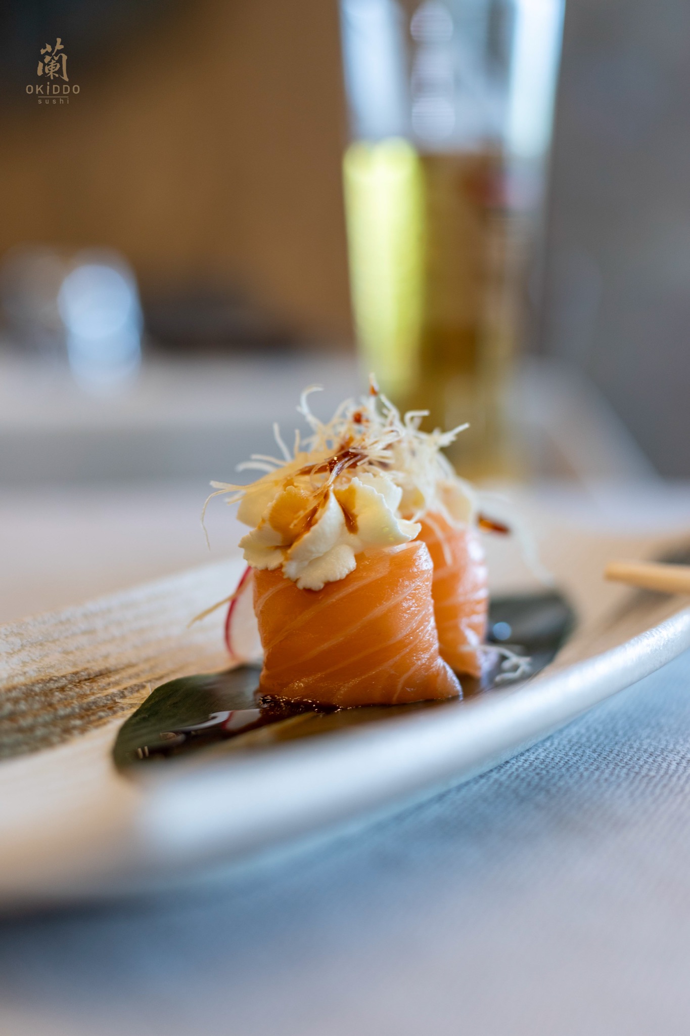 Nigiri di salmone con salsa versata al tavolo