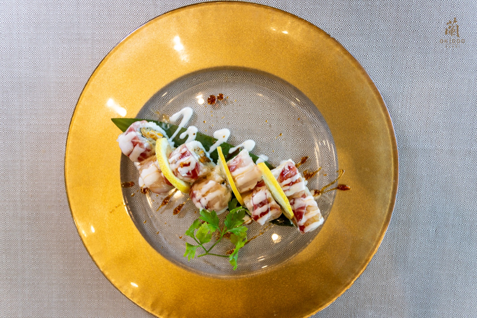 Roll speciale su piatto dorato